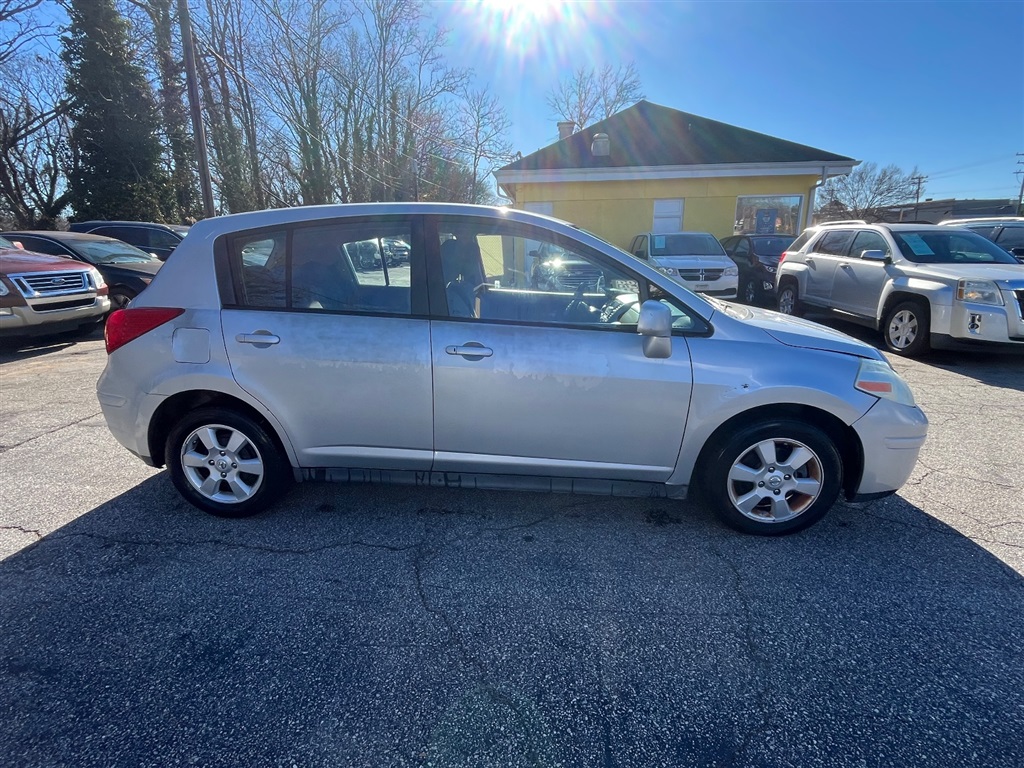 2007 Nissan Versa S's photo