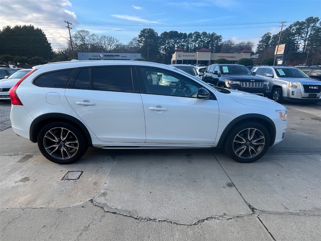 2016 Volvo V60 Base's photo