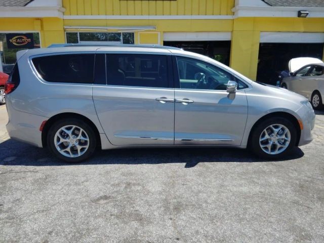 2018 Chrysler Pacifica Limited's photo