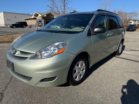 2009 Toyota Sienna LE Minivan 4D