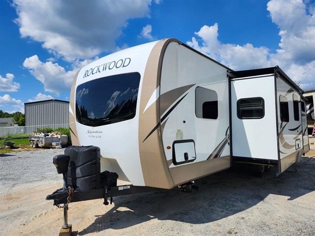 Forest River Rockwood Signature 8312SS - in Hendersonville