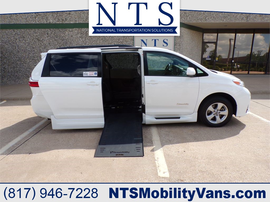 2019 TOYOTA SIENNA LE for sale by dealer