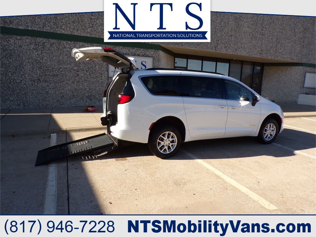 2021 Chrysler Voyager LXI's photo