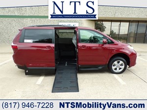 Picture of a 2018 TOYOTA SIENNA LE