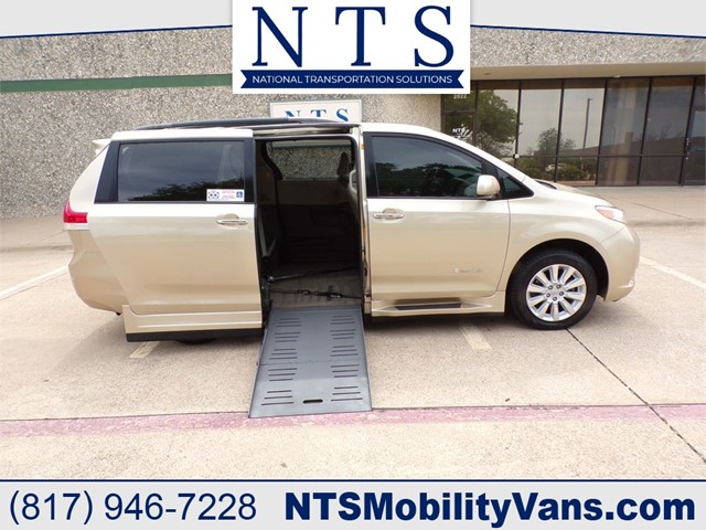 TOYOTA SIENNA LMT PREM in Irving