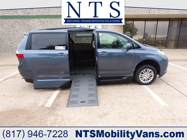 TOYOTA SIENNA XLE-NAV in Irving