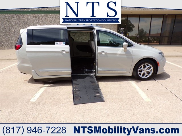 CHRYSLER PACIFICA TOURING-L PLUS in Irving