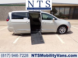 Picture of a 2017 CHRYSLER PACIFICA TOURING-L PLUS