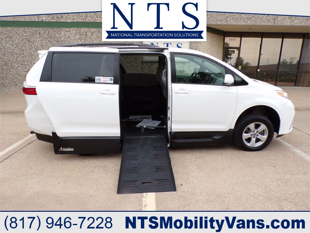 2020 Toyota Sienna LE V6 7-Passenger Access Seat FWD's photo