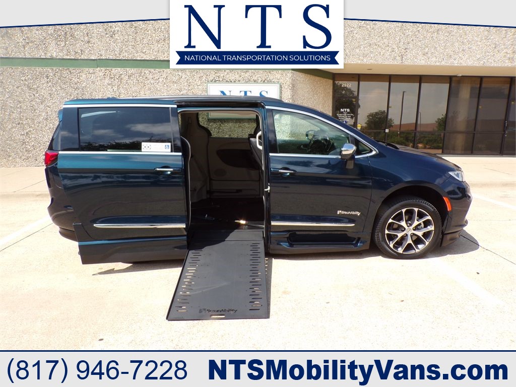 2022 Chrysler Pacifica Limited's photo