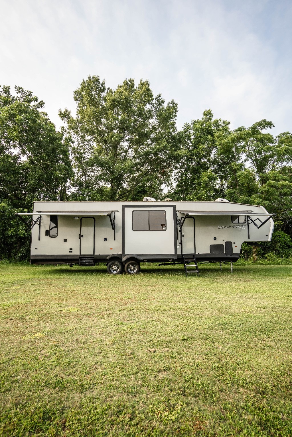2018 FOREST RIVER CHEROKEE WOLF PACK 325PACK13 for sale in Florence 2018 Forest River Cherokee Wolf Pack 325pack13