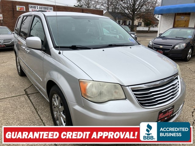CHRYSLER TOWN & COUNTRY TOURING in Akron