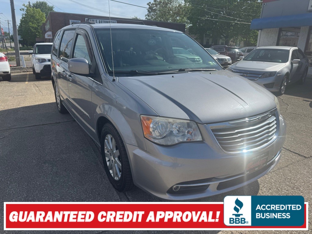 2014 Chrysler Town & Country Touring's photo