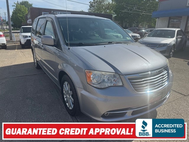 CHRYSLER TOWN & COUNTRY TOURING in Akron