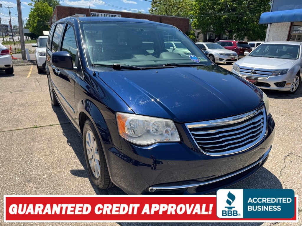 2015 Chrysler Town & Country Touring's photo