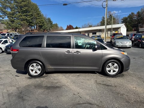 2011 Toyota Sienna LE 7-Passenger