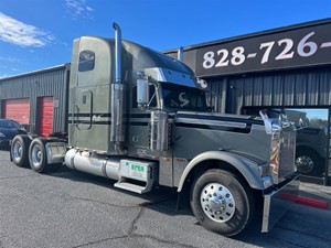2000 Freightliner FLD120 CLASSIC XL for sale by dealer