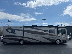 Picture of a 2005 Fleetwood discovery X-Line Motorhome -