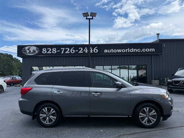 Nissan Pathfinder in Lenoir