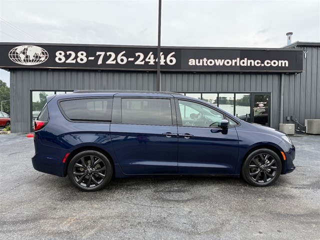 Chrysler Pacifica in Lenoir