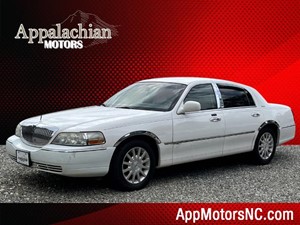 Picture of a 2006 Lincoln Town Car Signature