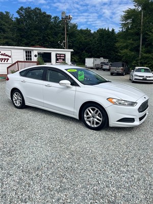 Picture of a 2016 Ford Fusion SE