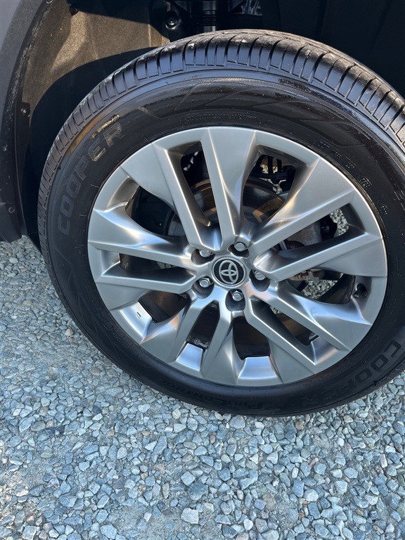 2020 Toyota RAV4 XLE Premium photo 3