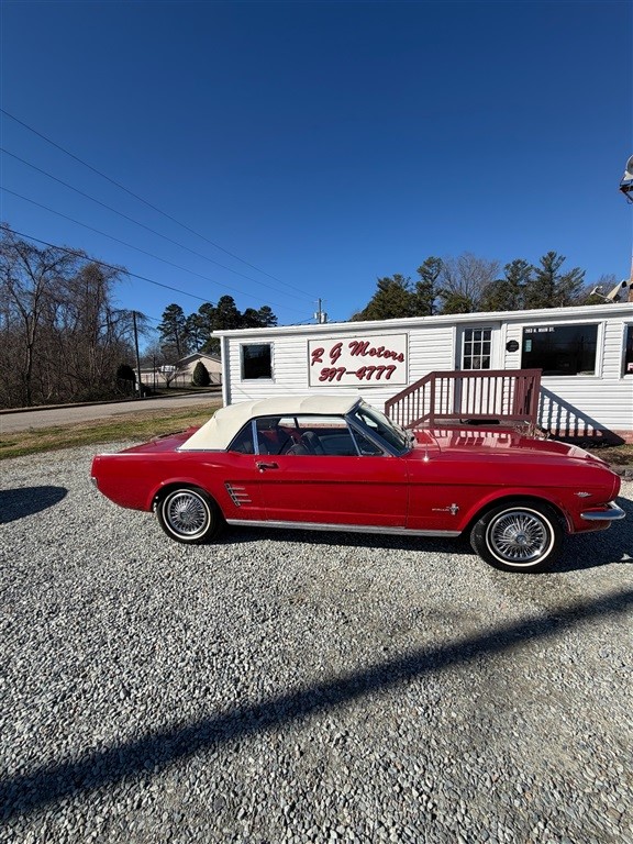 Ford Mustang convertible V8 in Roxboro
