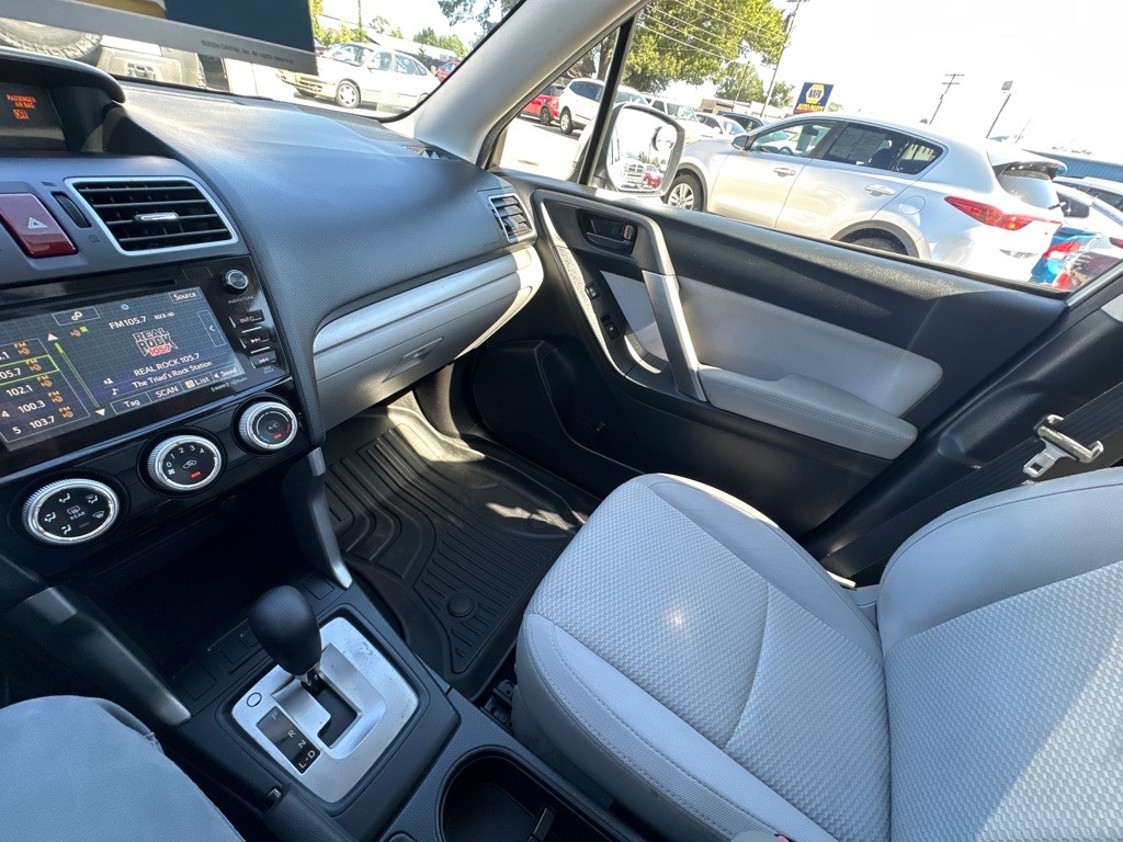 2016 Subaru Forester 2.5i Premium photo 17