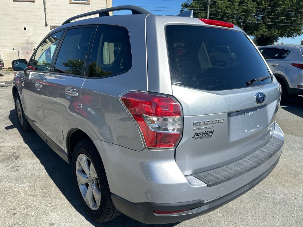 2016 Subaru Forester 2.5i Premium photo 2