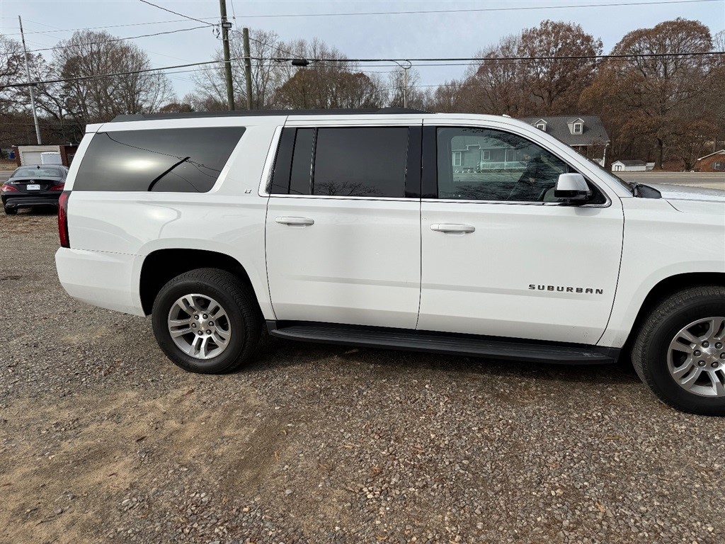 2020 Chevrolet Suburban LT photo 3