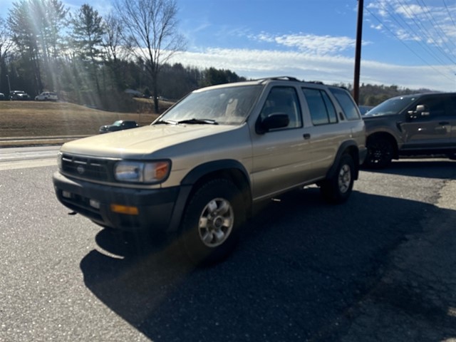 Nissan Pathfinder SE 4WD 6spd in Burnsville