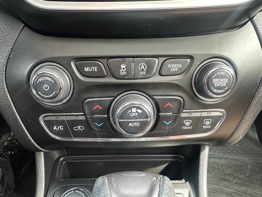 2019 Jeep Cherokee Overland - Photo 16