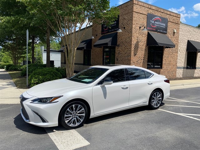 Lexus ES 300h in Apex