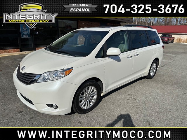 Toyota Sienna XLE Premium 8-Passenger V6 in Newton