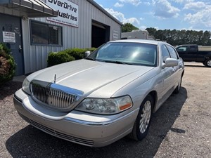 Picture of a 2003 Lincoln Town Car Signature