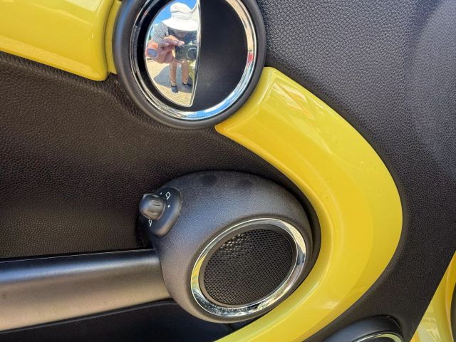 2010 Mini Cooper S Convertible photo 17
