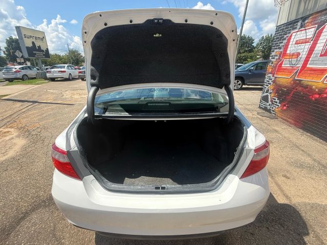 2017 Toyota Camry LE photo 8