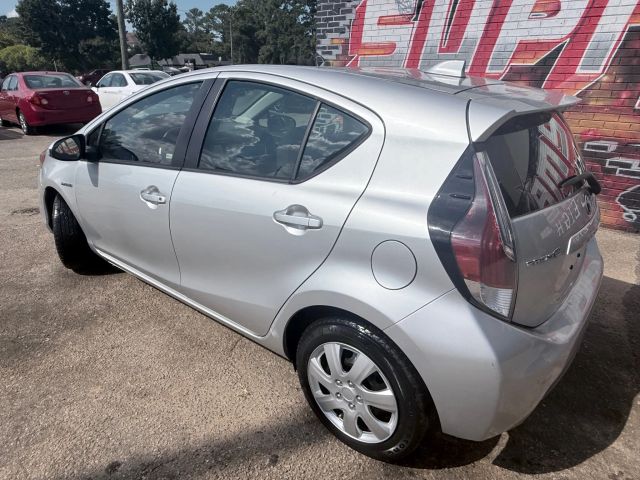 2016 Toyota Prius C One photo 10