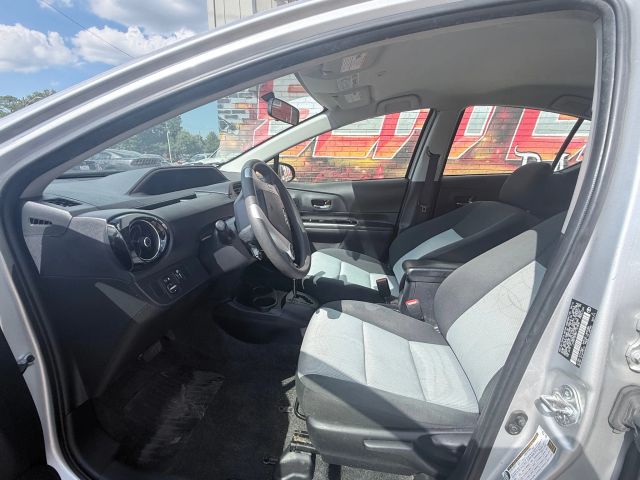 2016 Toyota Prius C One photo 13