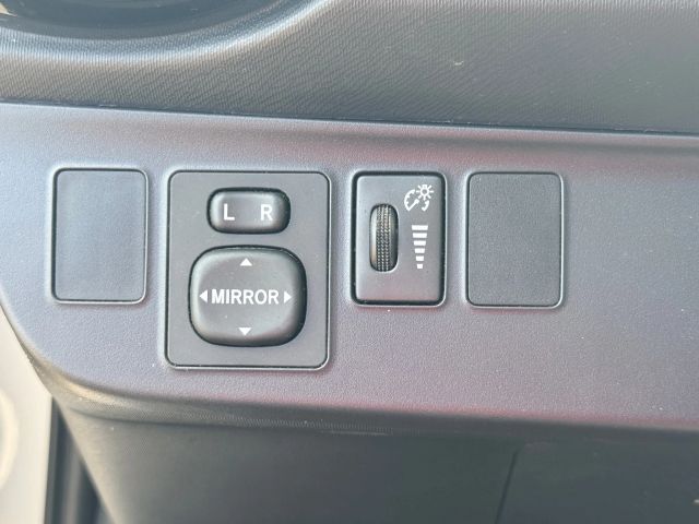 2016 Toyota Prius C One photo 15