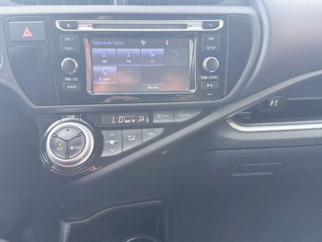 2016 Toyota Prius C One photo 18