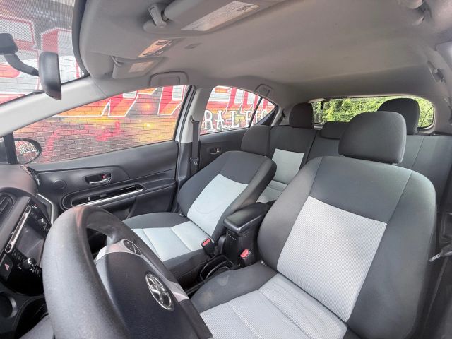 2016 Toyota Prius C One photo 21