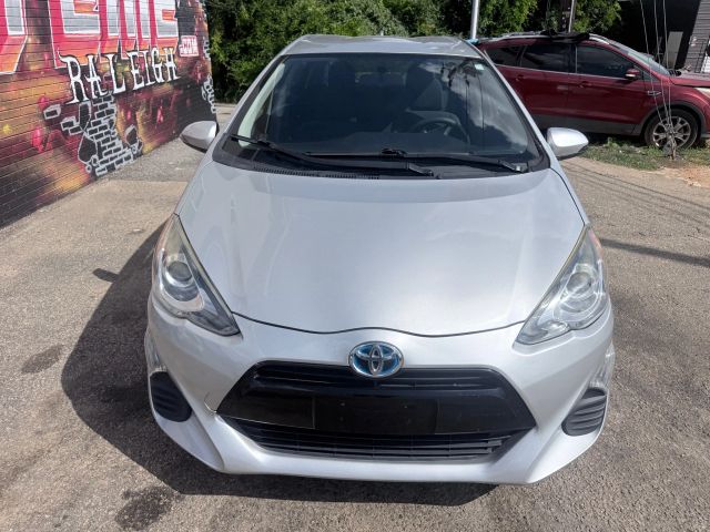 2016 Toyota Prius C One photo 3