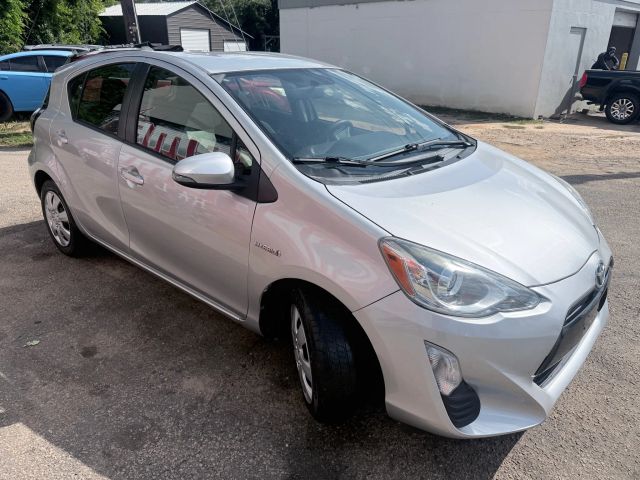 2016 Toyota Prius C One photo 4