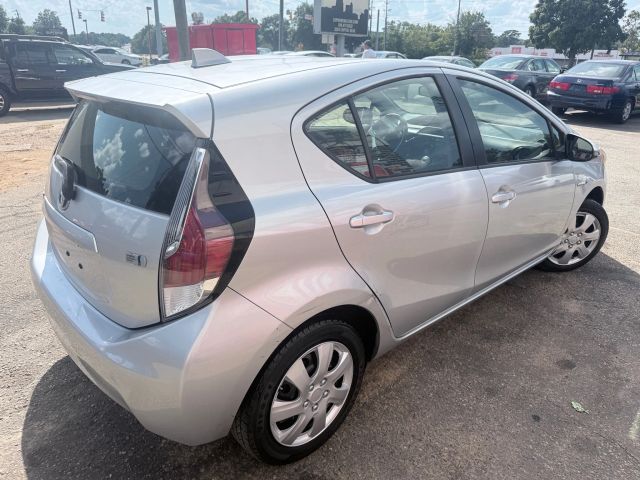 2016 Toyota Prius C One photo 6