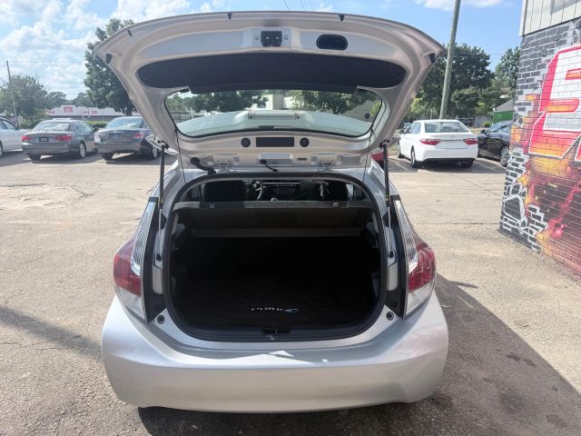 2016 Toyota Prius C One photo 8