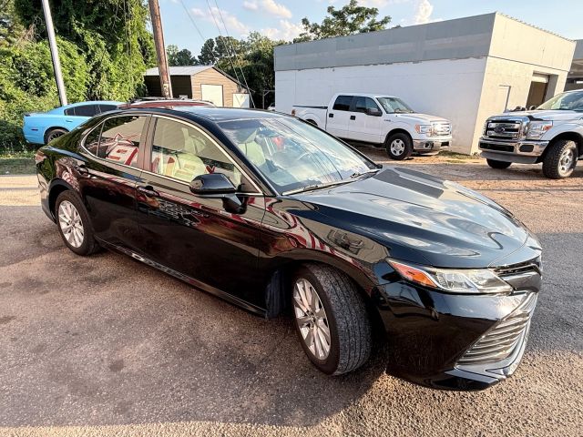 2018 Toyota Camry SE XLE photo 2