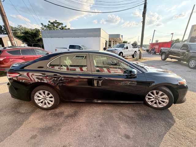 2018 Toyota Camry SE XLE photo 3