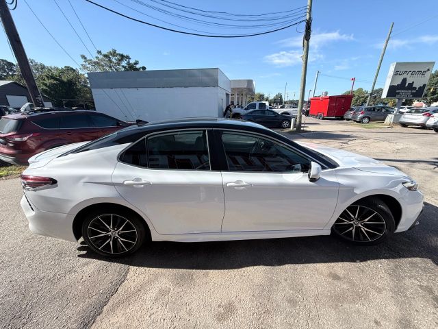2021 Toyota Camry SE photo 3